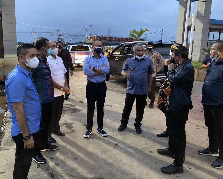 Anggota Komisi VII DPR RI bersama Bupati Konawe, Kery Saiful Konggoasa bersama pejabat Konawe lainnya saat menyambangi PT OSS.