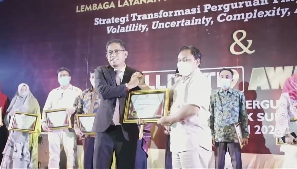 Universitas Lakidende Unaaha (Unilaki), Kabupaten Konawe meraih penghargaan dari Lembaga Layanan Pendidikan Tinggi (LLDIKTI), Kamis (15/10/2021) malam.