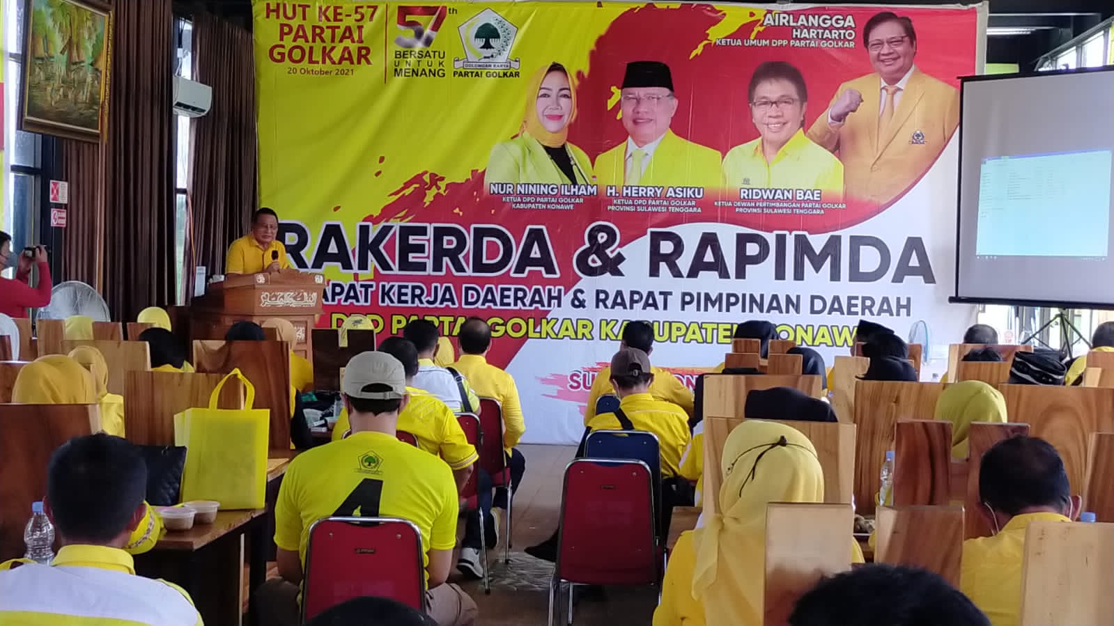 Ketua DPD I Golkar Sultra H. Hery Asiku saat membuka Rapat Kerja Daerah (Rakerda) dan Rapat Pimpinan Daerah (Rapimda) DPD II Partai Golkar Kabupaten Konawe, Jumat (29/10/2021).