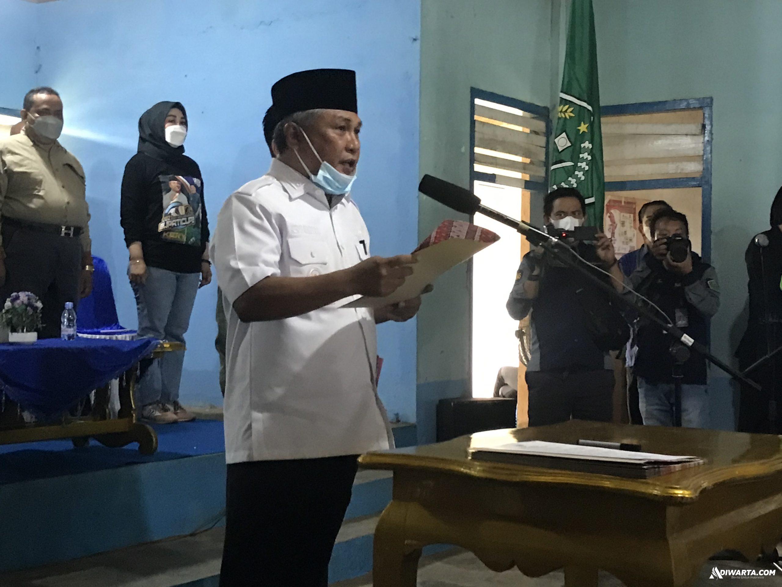 Bupati Konawe, Kery Saiful Konggoasa membacakan sumpah pelantikan.