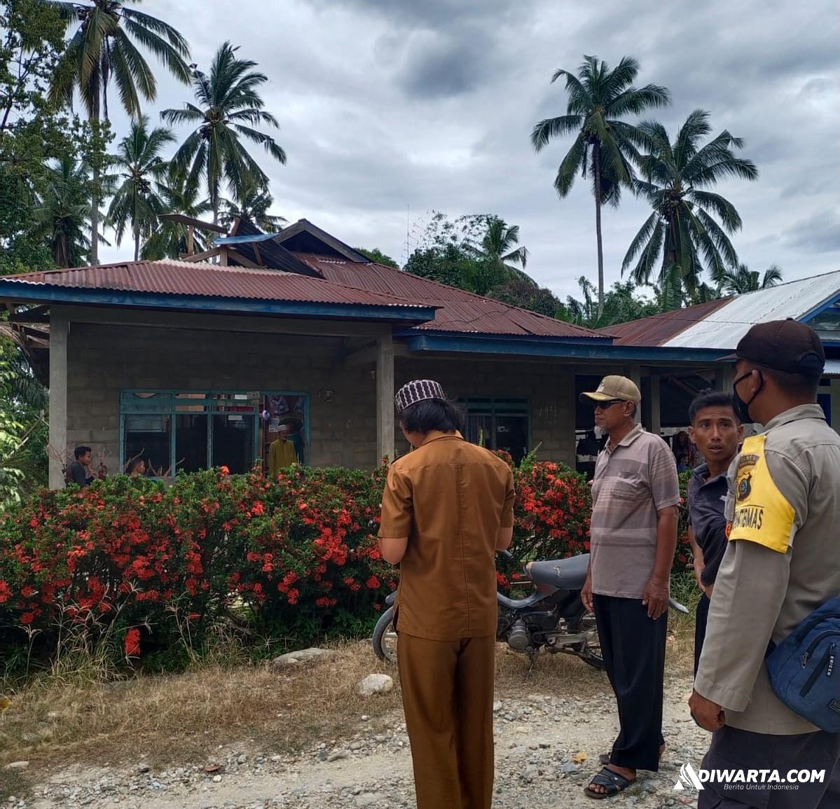 Rumah warga yang rusak ditimpa pohon kelapa di Kolaka Utara (Kolut).