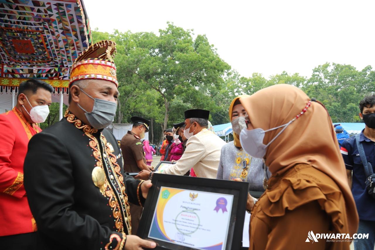 Penyerahan penghargaan oleh Bupati Konawe Kery Saiful Konggoasa pada puncak peringatan HUT ke-62 tahun Konawe. (Ist)