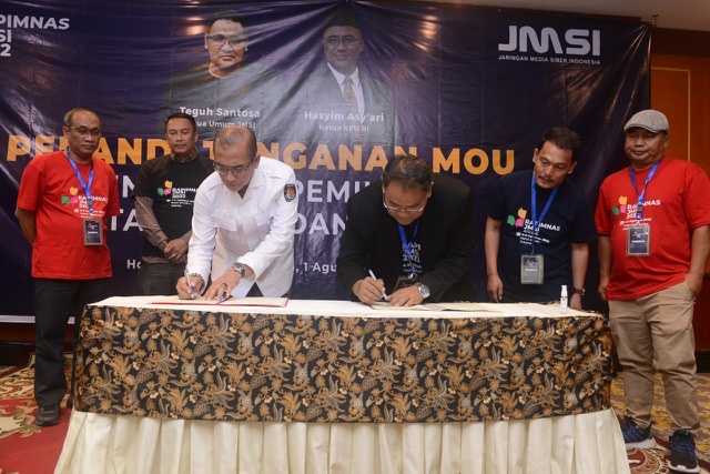 Penandatanganan Nota Kesepahaman (MoU) antara KPU RI dan organisasi perusahaan pers Jaringan Media Siber Indonesia (JMSI) di Ruang Banda, Hotel Borobudur, Jakarta Pusat, Senin (1/8)