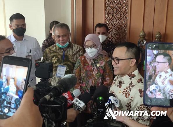 Bupati Konawe Kery Saiful Konggoasa (KSK) bersama Menteri Pendayagunaan Aparatur Negara dan Reformasi Birokrasi (Menpan-RB), Abdullah Azwar Anas pada rapat koordinasi dengan sejumlah kepala daerah se-Indonesia.