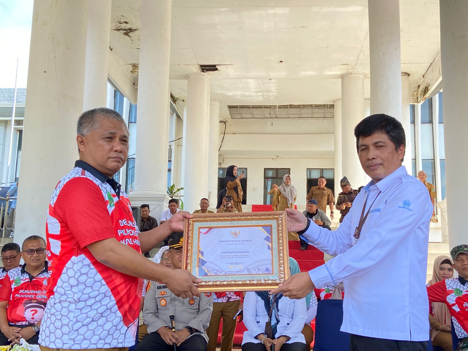 Pemberian penghargaan oleh Kepala Bidang Pembinaan Pelaksanaan Anggaran II Kantor Wilayah Direktorat Pembendaharaan Provinsi Sulawesi Tenggara (Sultra), Eko Wahyu Budi Utomo, yang diterima Bupati Konawe Kery Saiful Konggoasa.