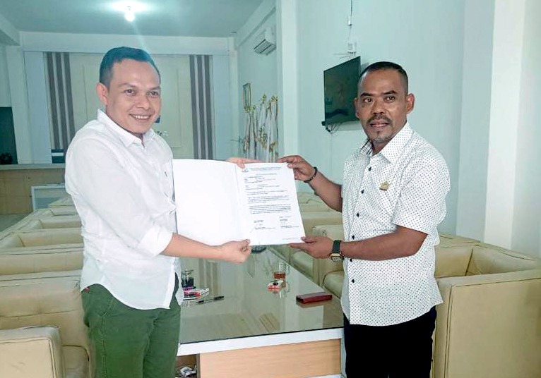 Serah terima tabung oksigen dan regulator oleh Kadin Sulawesi Tenggara melalui Direktur Eksekutif Budi Amin kepada Ketua Kadin Konawe, Yusran Akbar ST di Kantor Kadin Sultra. (Ist)
