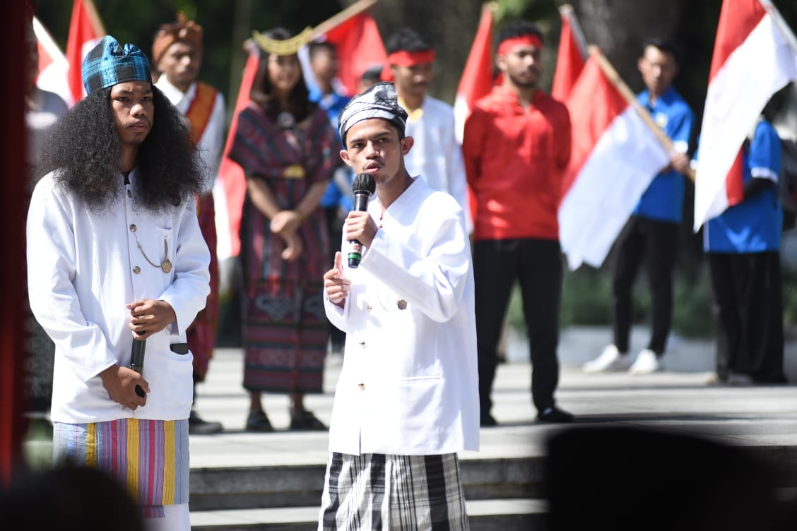 Aksi Monolog dan Tetrikal Pemuda Nusantara. Solidarity Of Sultra (SOS) menampilkan aksi pembacaan naskah sejarah perjuangan Sultan La Karambau pada peringatan Hari Sumpah Pemuda ke-94 yang digelar KNPI Kota Bandung.