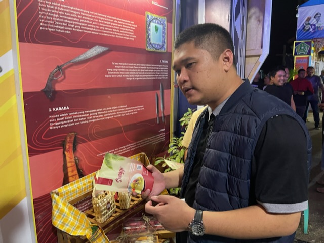 Anggota DPR RI Sulawesi Tenggara, Fachry Pahlevi Konggoasa meninjau produk unggulan Kecamatan Anggalomoare Sinonggi Sachet. (Saldy)