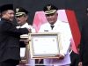 Mendagri Serahkan Penghargaan Kepada Kery Saiful Konggoasa Sebagai Bupati Berkinerja Tinggi