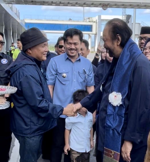 Surya Paloh dan rombongan disambut langsung Bupati Konawe Kery Saiful Konggoasa (KSK) di Bandara Haluoleo Kendari.