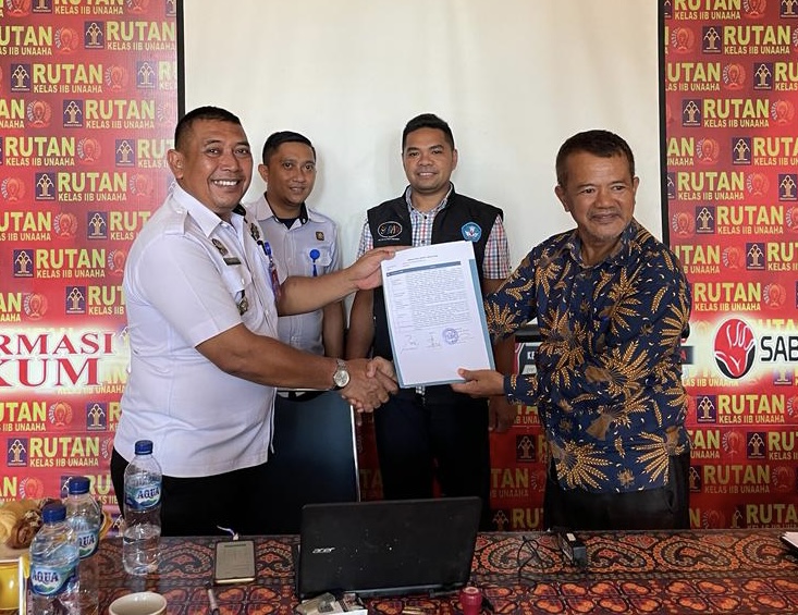 Ketua PKBM Rutan Unaaha Supriono (kiri) saat menerima SK Akreditasi B.