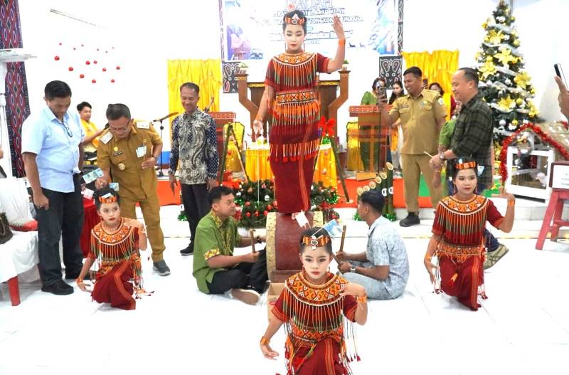 Hadiri Perayaan Natal dan HUT Gereja Toraja, Wabup Konawe Serukan Kebersamaan 2 1765912385379